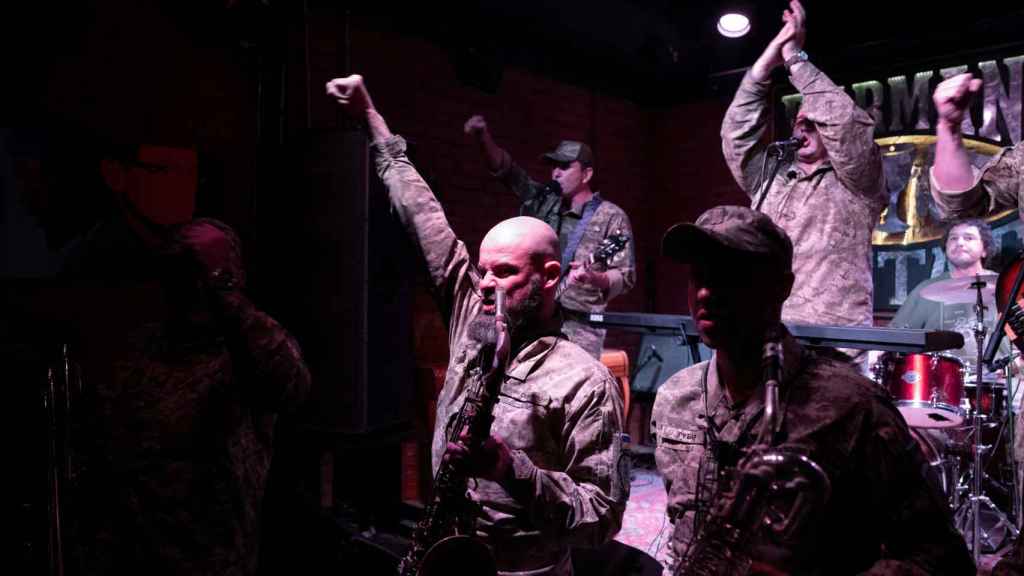 El grupo de veteranos Fuerzas Culturales de Ucrania toca en el Barman Dictat de Kiev.