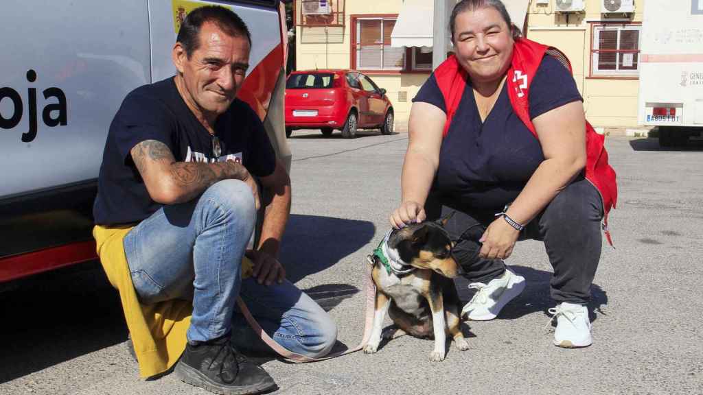 La trabajadora social, Luisa Martín, junto a Paco y su mascota Kika, usuarios del CIBE