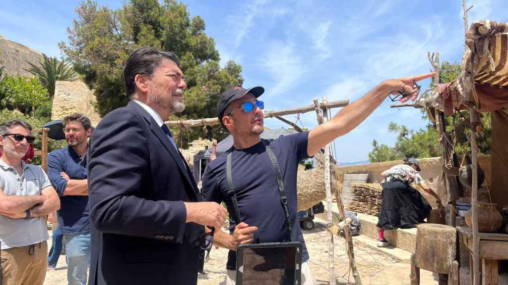 Alejandro Amenábar y el alcalde Luis Barcala durante la visita este martes al rodaje en Alicante.