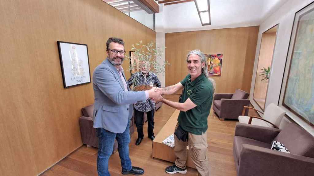 La visita del conservador de colecciones de plantas vivas del Real Jardín Botánico de Madrid, José Alex Gómez, en Elche.