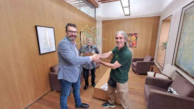 La visita del conservador de colecciones de plantas vivas del Real Jardín Botánico de Madrid, José Alex Gómez, en Elche.