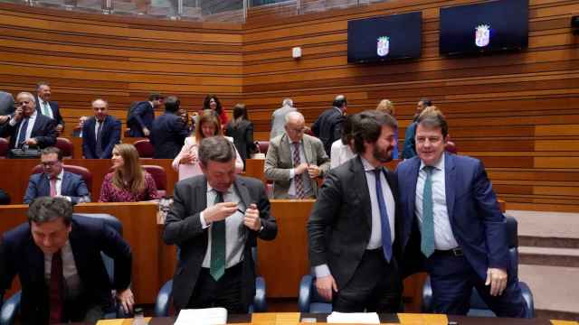 El vicepresidente de la Junta, Juan García-Gallardo, y el presidente, Alfonso Fernández Mañueco, en el pleno de aprobación de los presupuestos.