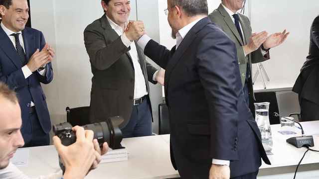 El presidente del Partido Popular de Castilla y León, Alfonso Fernández Mañueco, asiste a la reunión del Comité Ejecutivo Nacional que preside Alberto Núñez Feijóo.En la imagen aplaudiendo al Alejandro Fernández por los resultados obtenidos en las elecciones catalanas .