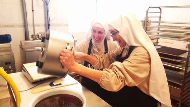 Las monjas clarisas de Belorado elaborando sus dulces en el convento.