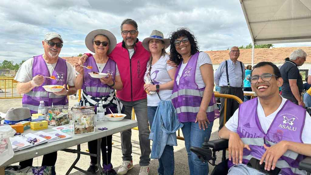 El alcalde, junto a las dos representantes de la asociación del Lupus