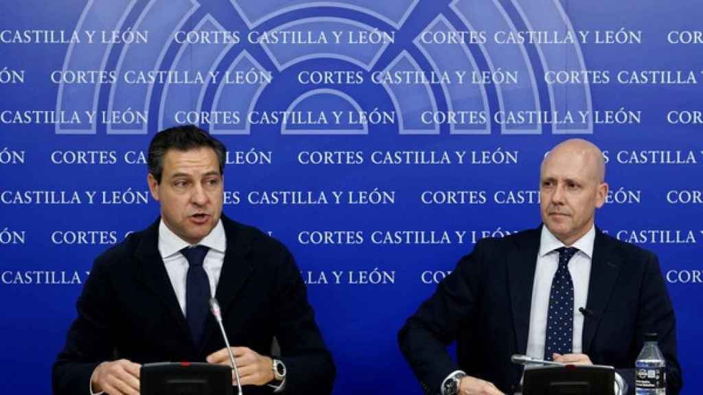 Raúl de la Hoz, portavoz del PP en las Cortes (izquierda) y Carlos Menéndez, portavoz de Vox (derecha)