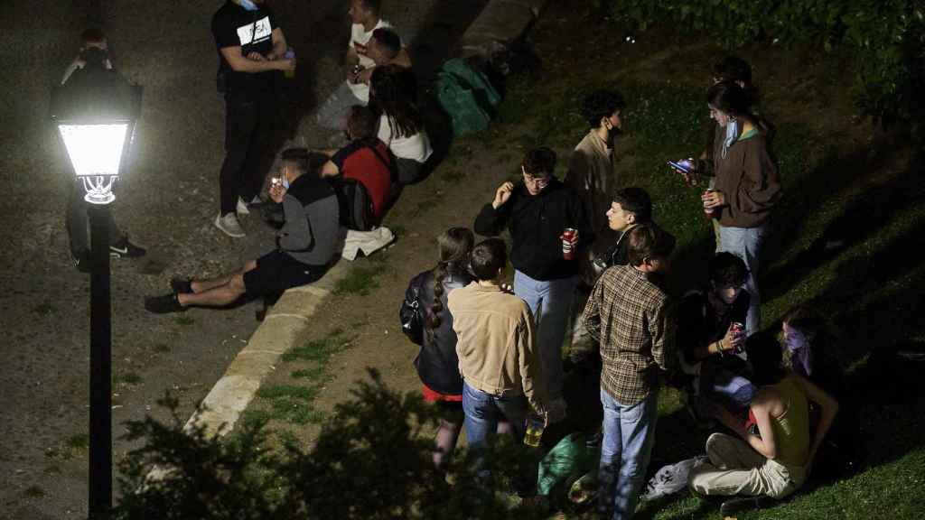 Varios jóvenes se concentran para beber en el Parque de las Vistillas.