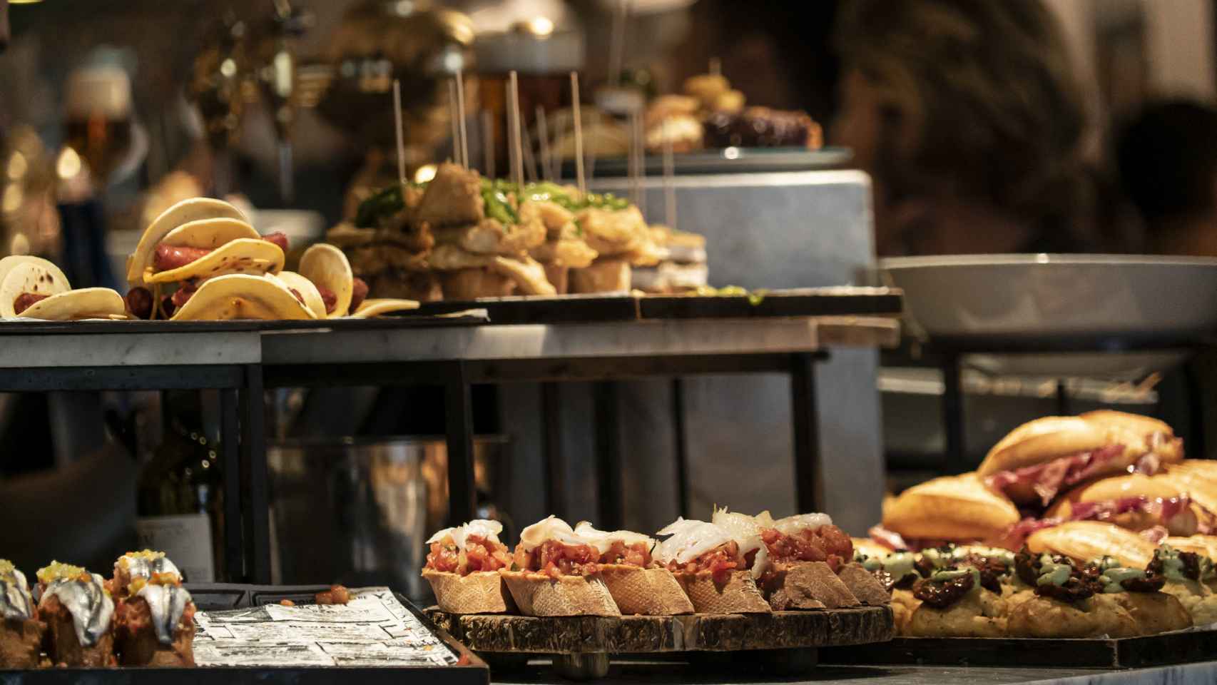 Una barra de pinchos en un bar