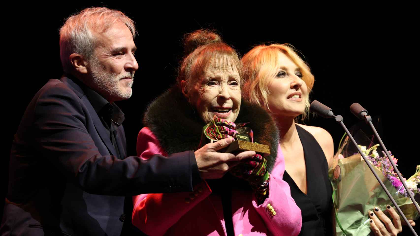 Fernando Guillén Cuervo junto a su madre, Gemma, y su hermana Cayetana.