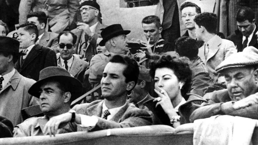 La actriz Ava Gardner junto a su por entonces pareja sentimental Luis Miguel Dominguín, en 1954, en España.