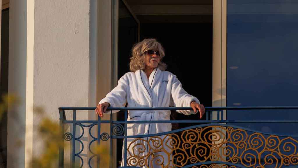 Jane Fonda asomada en uno de los balcones del Hotel Martínez.