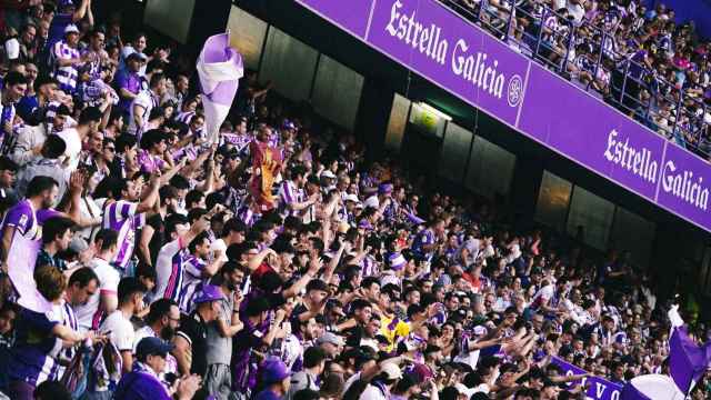La afición del Real Valladolid anima durante el encuentro ante el RCD Espanyol