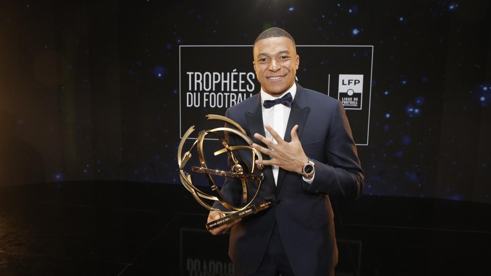 Kylian Mbappé posa con su quinto trofeo a mejor jugador de la Ligue-1