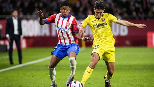 Savinho trata de llevarse el balón.