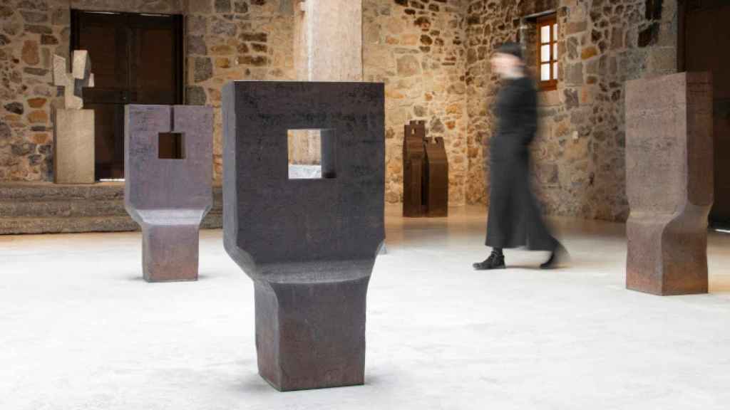 Vista de la exposición 100 años de Eduardo Chillida con la Colección Telefónica en Chillida Leku. Foto: Iñaki Luis, LuzNorte Films