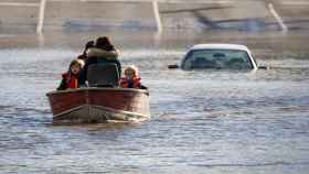 EuropaPress_4083833_16_november_2021_canada_abbotsford_woman_with_children_who_were_stranded_by