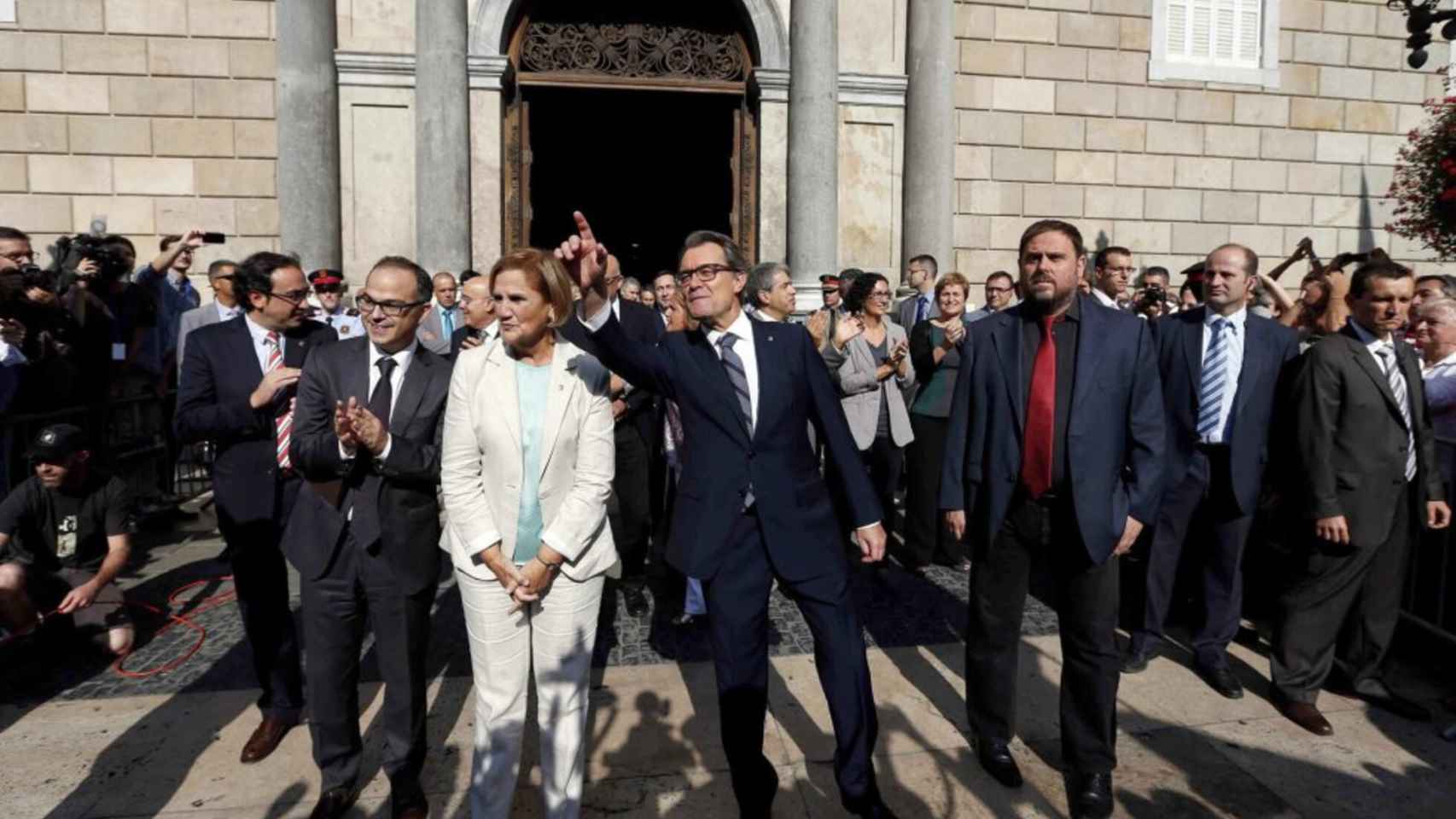 Mas junto a la entonces presidenta del Parlament, Nuria de Gispert saludan a los concentrados en la plaza de Sant Jaume tras firmar el 27 de septiembre de 2014 el decreto de convocatoria de la consulta del 9N.