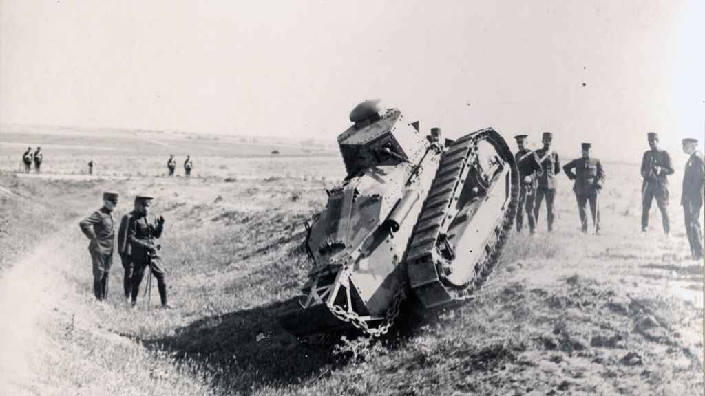 Tanque Renault del ejército español haciendo maniobras en Carabanchel. 1919.