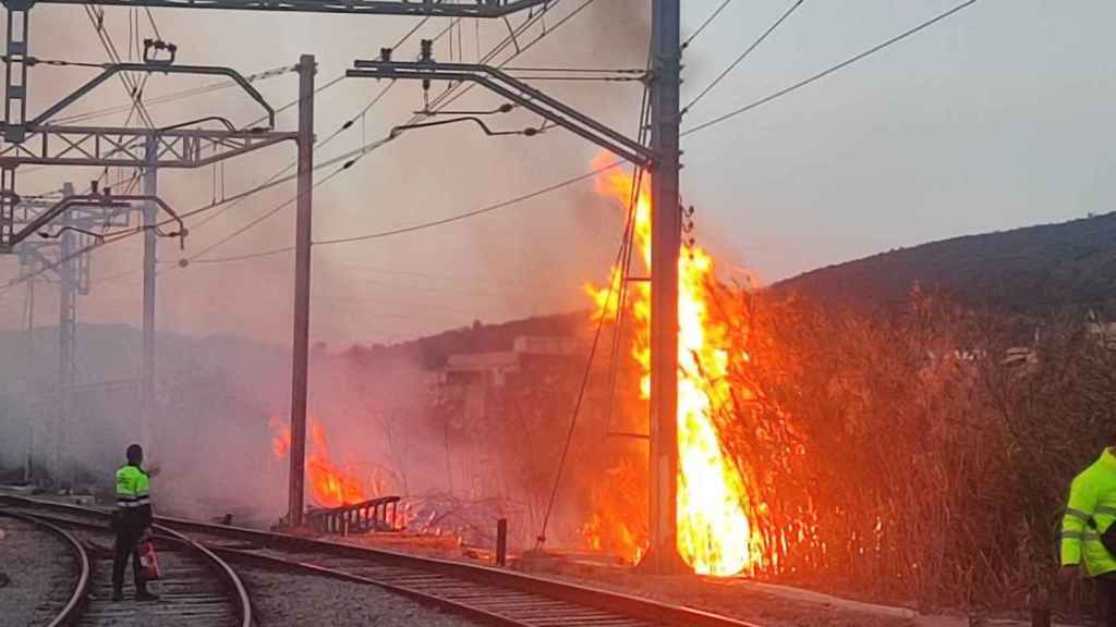 Incendio provocado por el robo de cobre en Rodalies el 12 de mayo.