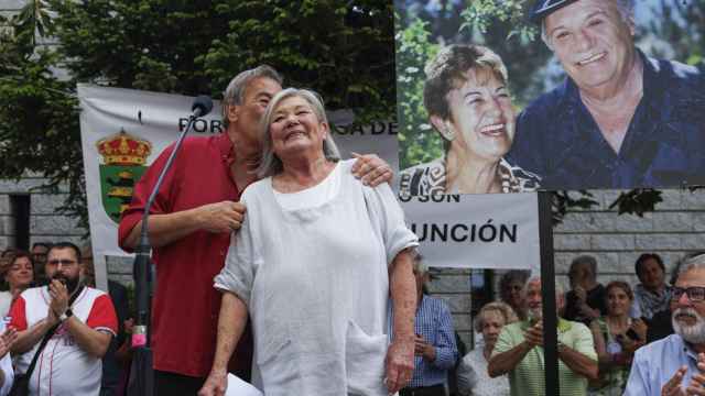 Teresa Rabal y Benito Rabal durante la concentración a favor de la plaza Francisco Rabal y el Centro Cultural Asunción Balaguer.