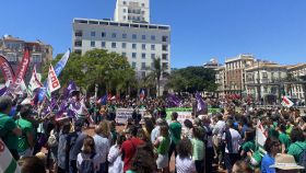 Los manifestantes a su llegada a la plaza de la Marina.