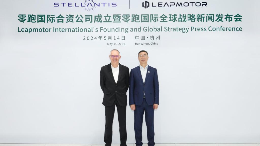 El CEO de Stellantis, Carlos Tavares, y el presidente y fundador de Leapmotor, Jiangming Zhu.