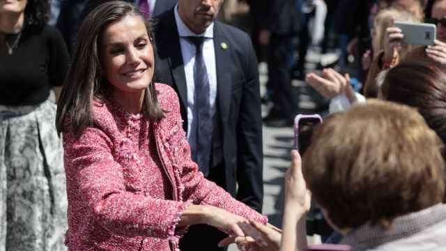 La Reina saluda a la gente en Oviedo.