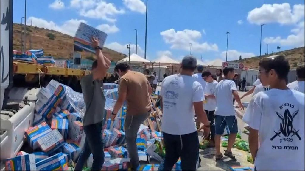 Colonos israelíes destrozando la ayuda humanitaria que se dirigía a la Franja de Gaza.