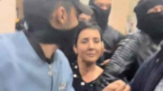 Fotograma de la escena en que varios policías detienen a la abogada tunecina Sonia Dahmani.