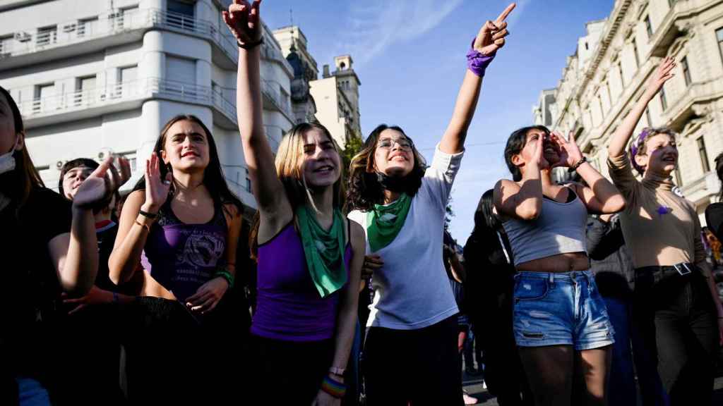 Mujeres en Argentina se movilizan en defensa de la igualdad de género.