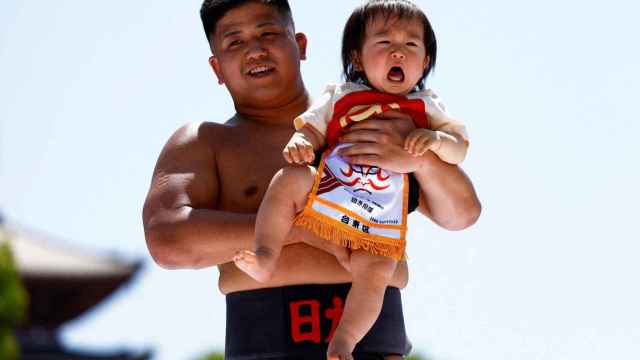 Los bebés participan en el concurso de sumo Nakizumo o babycrying en el templo Sensoji en Tokio.