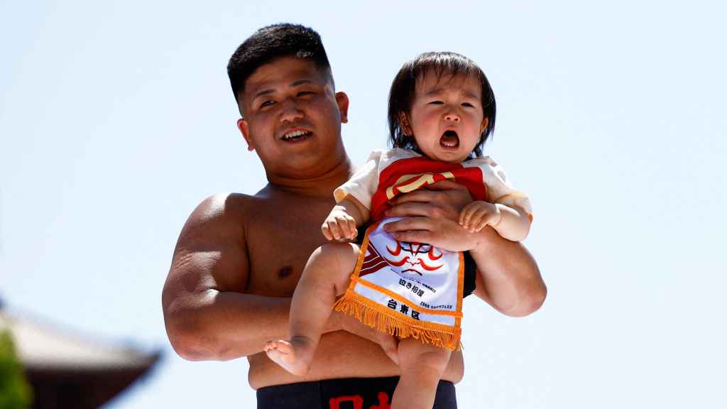 Los bebés participan en el concurso de sumo Nakizumo o babycrying en el templo Sensoji en Tokio.