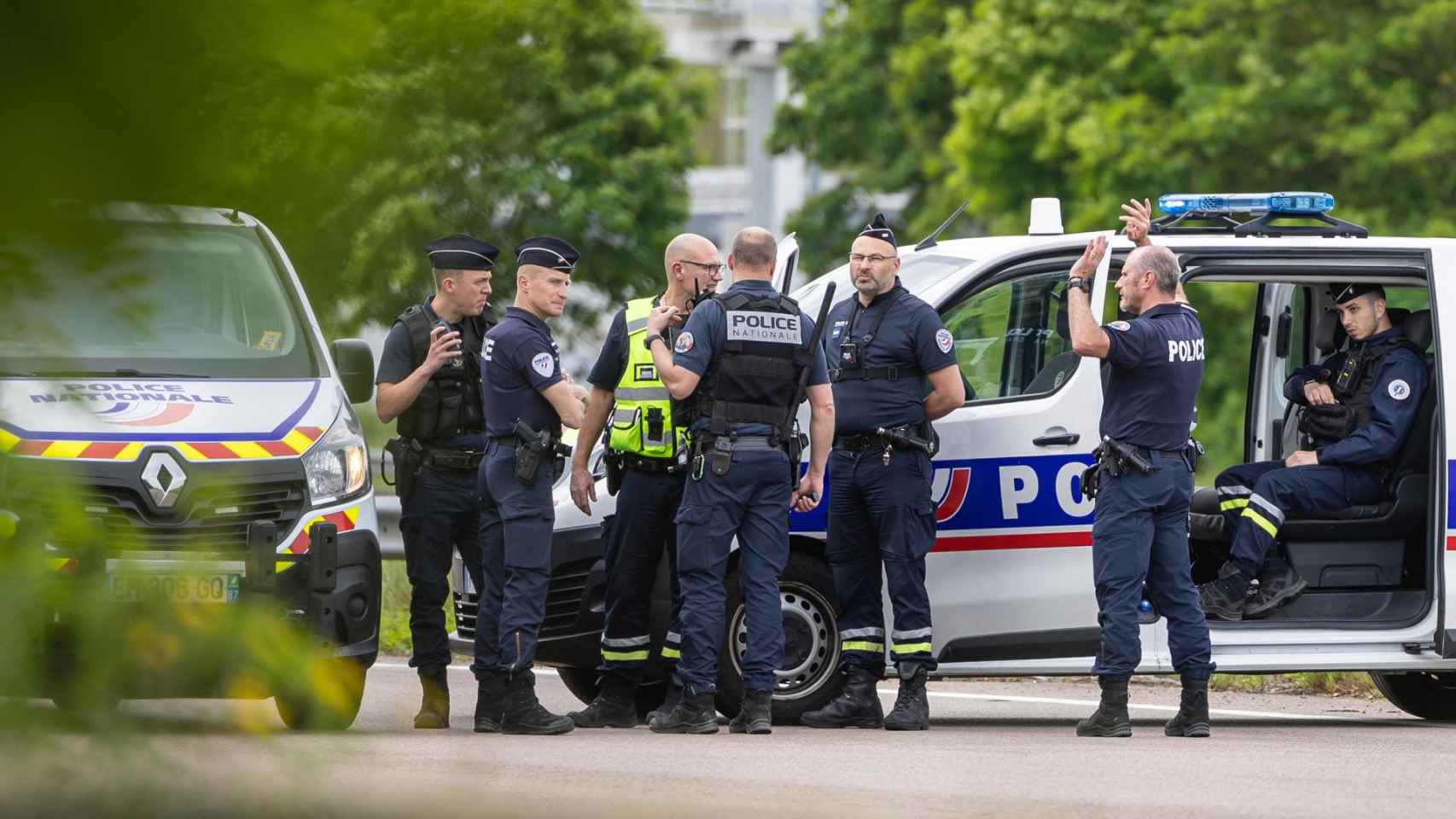 Una gran operación policial busca a los asesinos de dos agentes penitenciarios franceses.