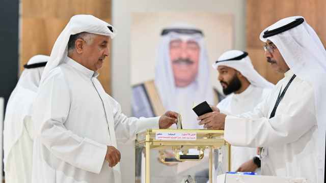 Un hombre deposita su voto en un colegio electoral en la gobernación de Hawalli, Kuwait, el 4 de abril de 2024.