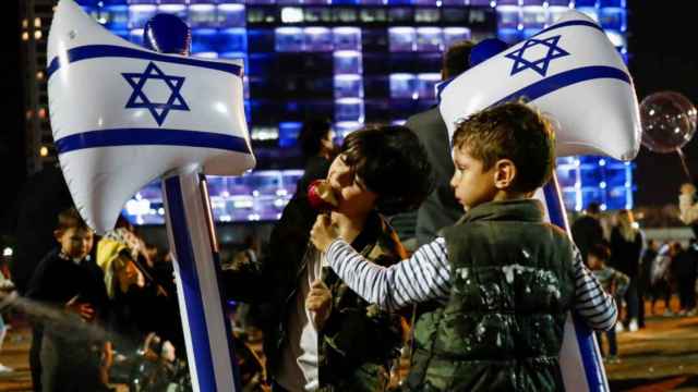 Dos niños celebran Yom Ha'atzmaut.