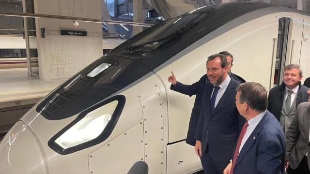 Óscar Puente durante una prueba de un tren Avril en Vigo en enero de 2024.