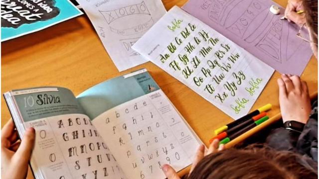 Neda (A Coruña) hace un guiño a Luísa Villalta con un taller infantil de ‘lettering’