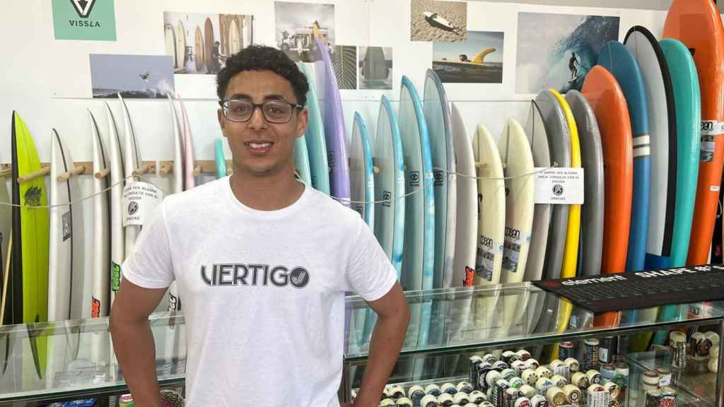 Oussama, enseñando a usar tablas de surf y skate a los niños.