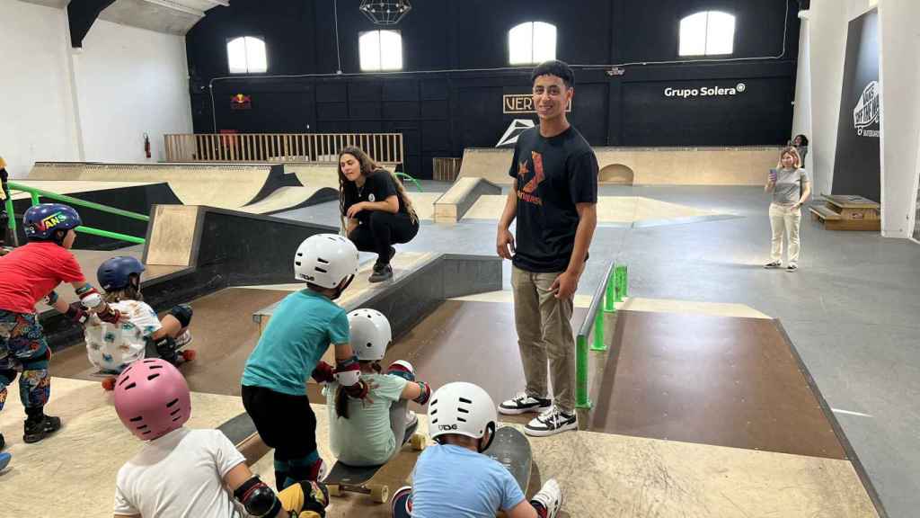Oussama enseñando los trucos del skate a los niños.
