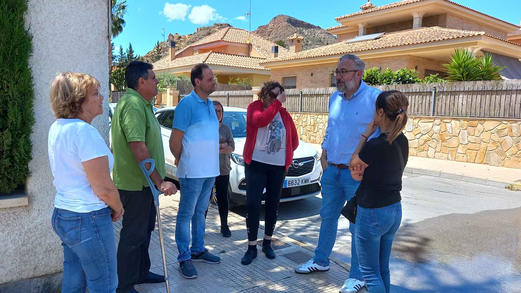 El alcalde Víctor Martínez visita a un grupo de vecinos en el marco de la iniciativa 'el alcalde en tu casa'.