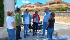 El alcalde Víctor Martínez visita a un grupo de vecinos en el marco de la iniciativa 'el alcalde en tu casa'.