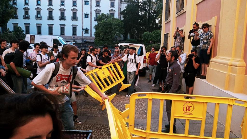 Estudiantes rompen el cordón de seguridad instalado por la Universidad de Sevilla.