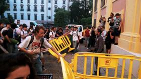 Estudiantes rompen el cordón de seguridad instalado por la Universidad de Sevilla.