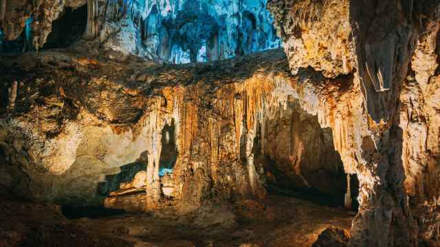 Una cueva con diferentes formaciones rocosas, estalactitas y estalagmitas.