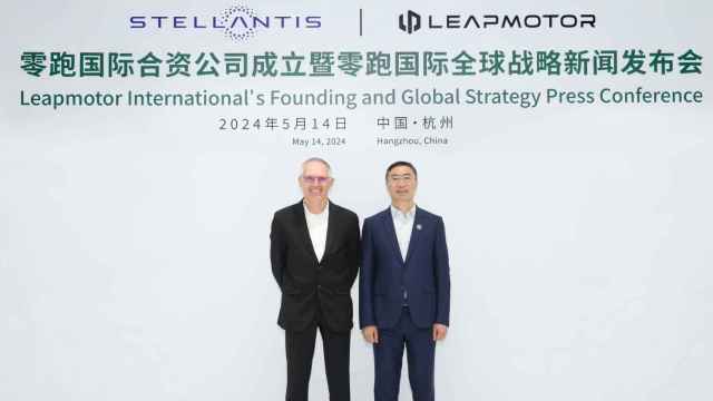 El CEO de Stellantis, Carlos Tavares, juntoa al Fundador de Leapmotor, Jiangming Zhu.