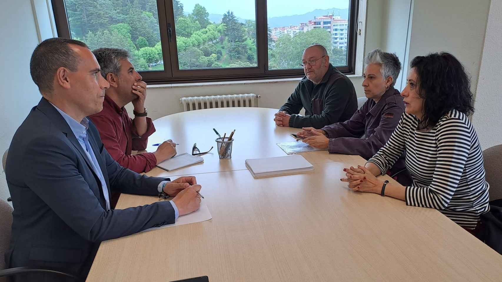 Reunión de los ediles del PP con la directiva del refugio de A Madroa.