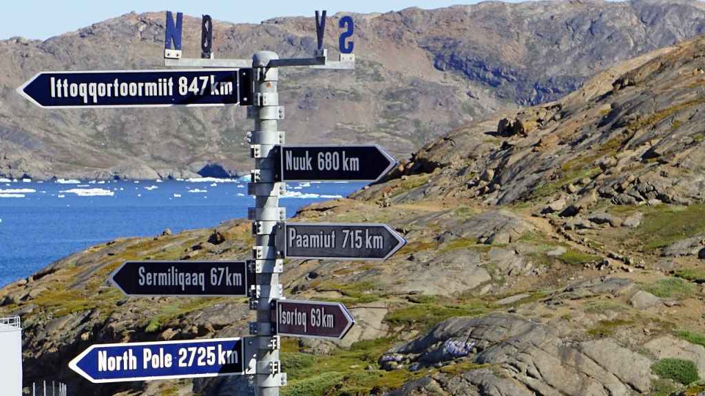 Varios carteles señalan las direcciones de los pueblos groenlandeses y la ubicación del Polo Norte.