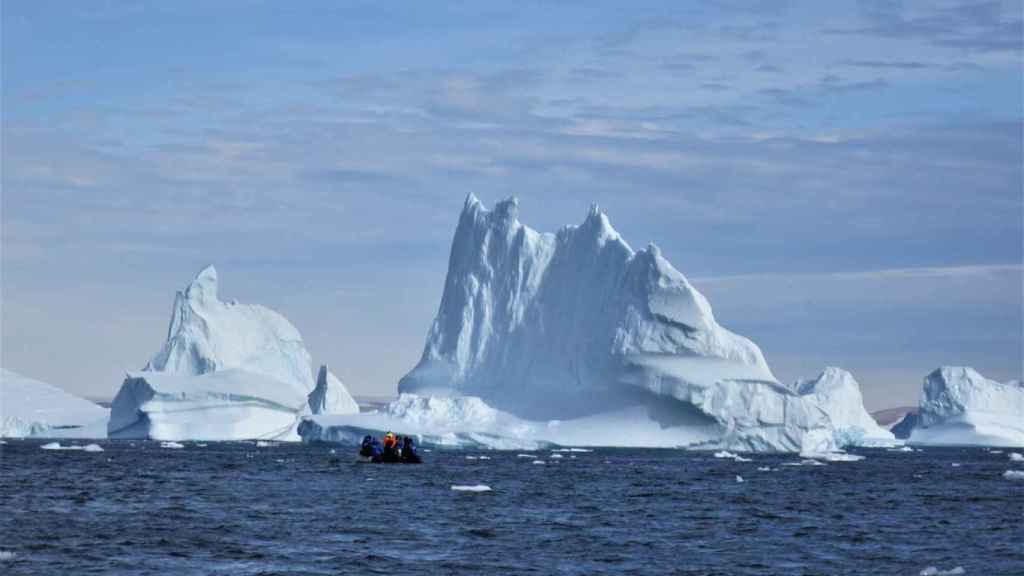 Un gigantesco iceberg en las costas de Groenlandia.