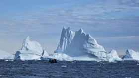 Un gigantesco iceberg en las costas de Groenlandia.