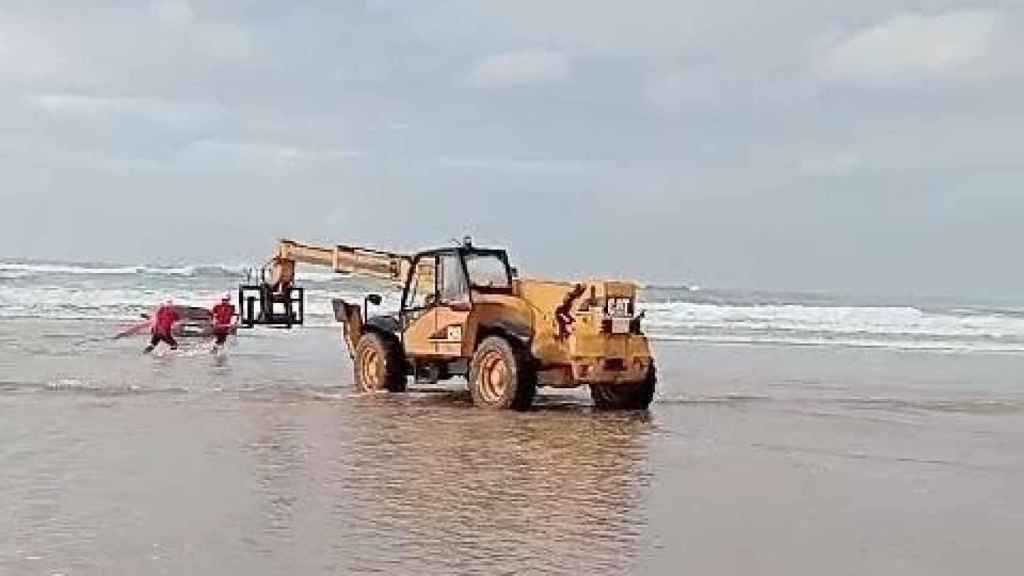 Bomberos sacan el turismo encallado en Oyambre con la ayuda de un particular y su vehículo pesado